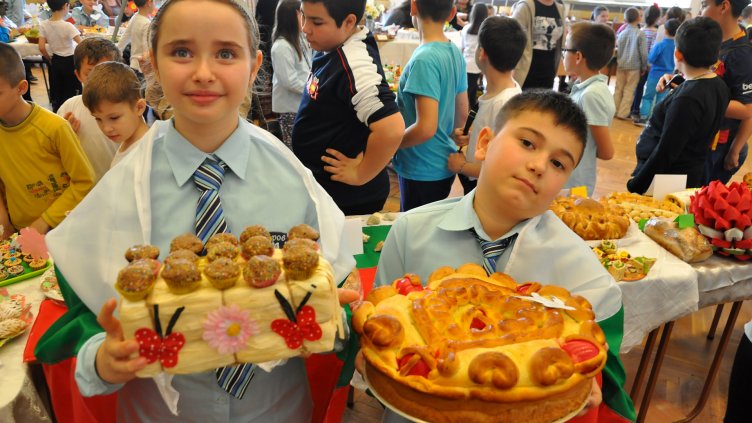 Уникални вкуснотии украсиха Деня на хляба в СОУ “П. Кр. Яворов” (+СНИМКИ)