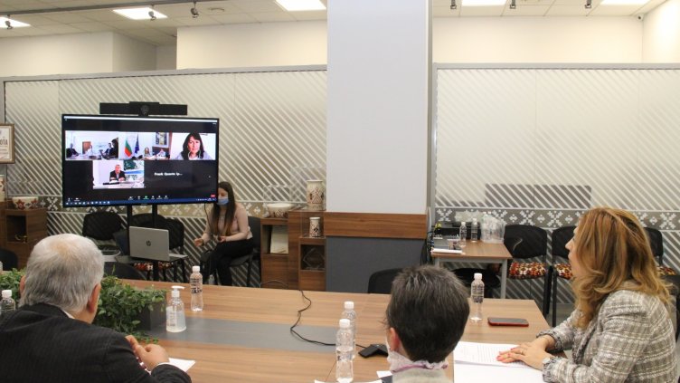 Вицепремиерът Марияна Николова разговаря с Франк Кванте, генерален мениджър на „Фрапорт“ 