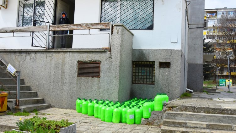 Районните администрации във Варна раздават препарати на домоуправители (СНИМКИ)