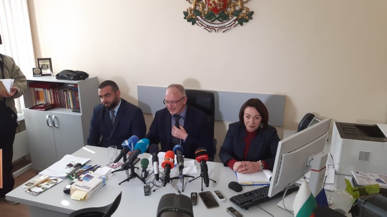 В брифинга участваха апелативният прокурор Владимир Чавдаров(в средата), директорът на Териториалната митническа дирекция &quot;Северна морска&quot; Соня Трифонова и заместник-директорът на ОД на МВР - Варна Андрей Ангелов. Снимка авторът