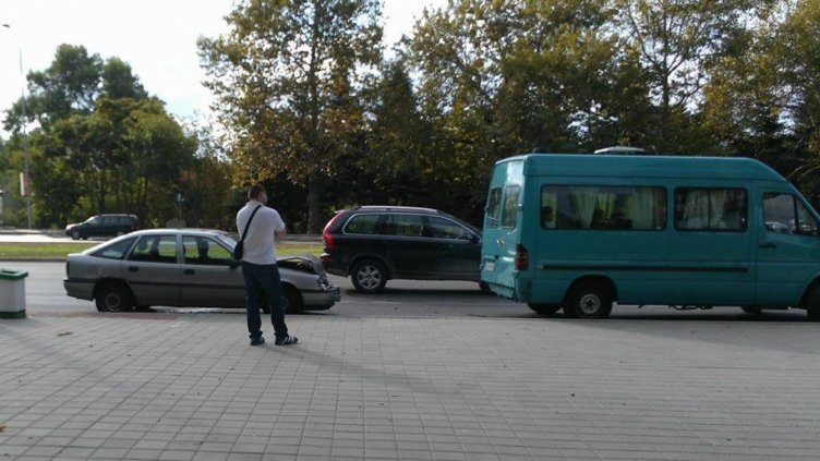 Катастрофа между автомобил и микробус в района на Делфинариума