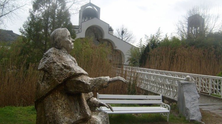 Десетки миряни се събраха в местността Рупите на Велика събота