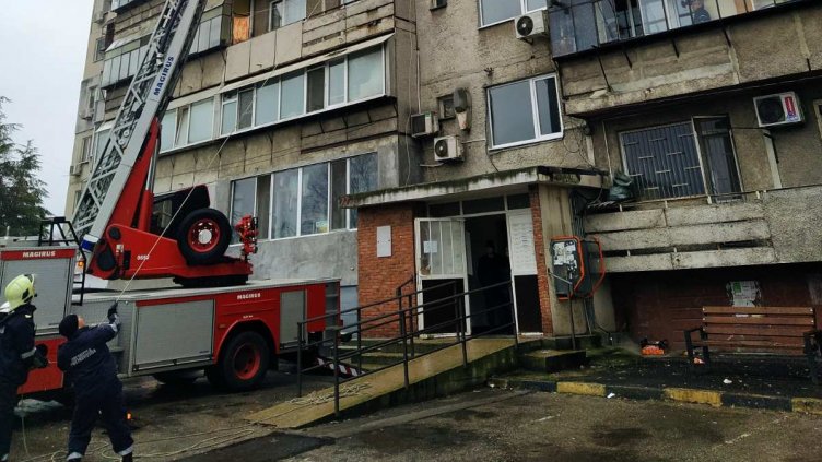 Свалиха опасна метална рамка от блок в „Аспарухово“