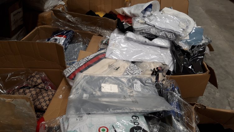 Недекларирани „маркови“ дрехи задържаха митничари на МП "Капитан Андреево"