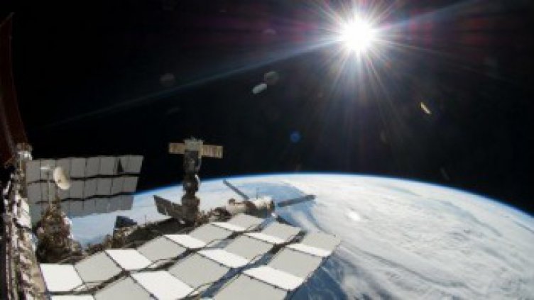 Капсулата от МКС се приземи и върна трима астронавти