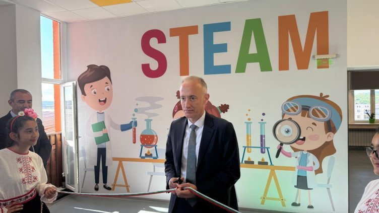 МОН: 8 клас трябва да се върне в основното образование