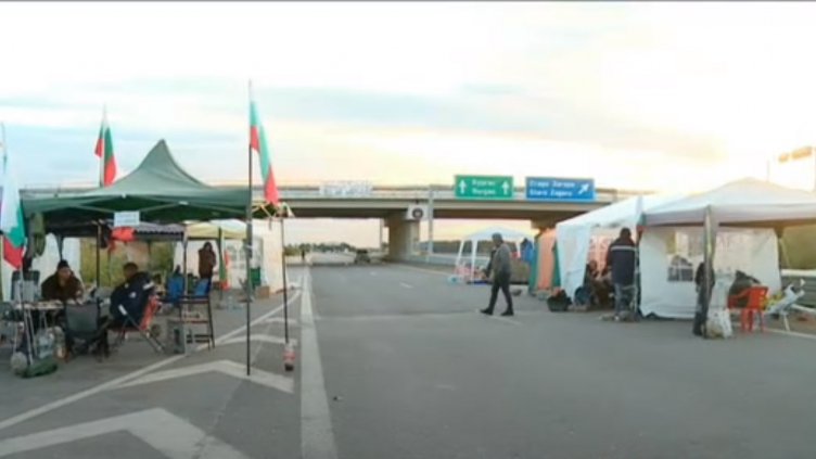 11 ден протести: Остават блокадите на АМ "Тракия" и Прохода на Републиката