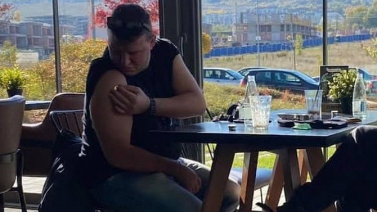 Никак не е смешно, трагично е: Прясно ваксиниран се пробва, "лепи" стотинка