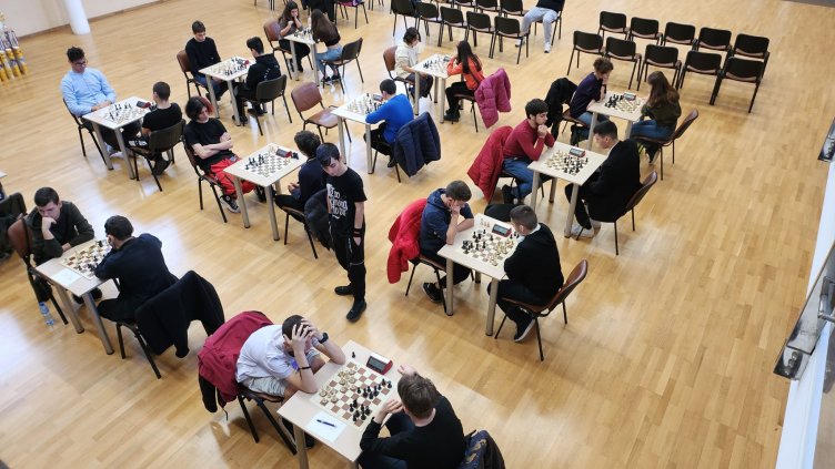 Приключиха Общинските ученически игри по шахмат и хандбал във Варна