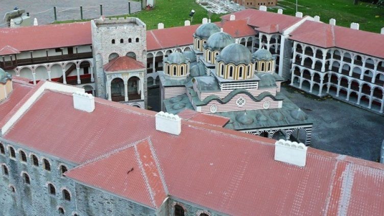 Изложба събира десетки макети на български архитектурни паметници