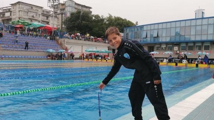 Трето поколение плувец продължава традициите на фамилия Стателови в шампиона „Черно море“