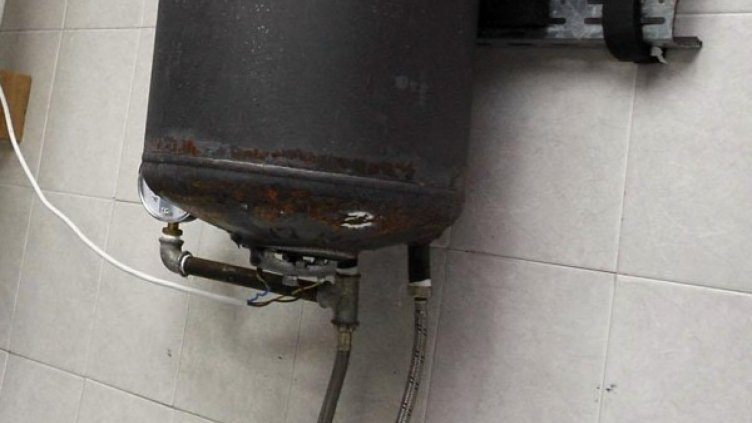 Гръмнал бойлер прати пишман майстор на съд