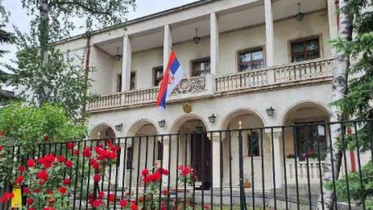 Сърби запазиха мълчание в памет на жертвите от Нови Сад пред посолството в София