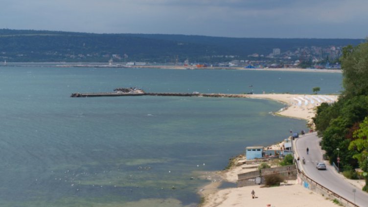 Слънчево, но ще продължи да духа до умерен североизточен вятър