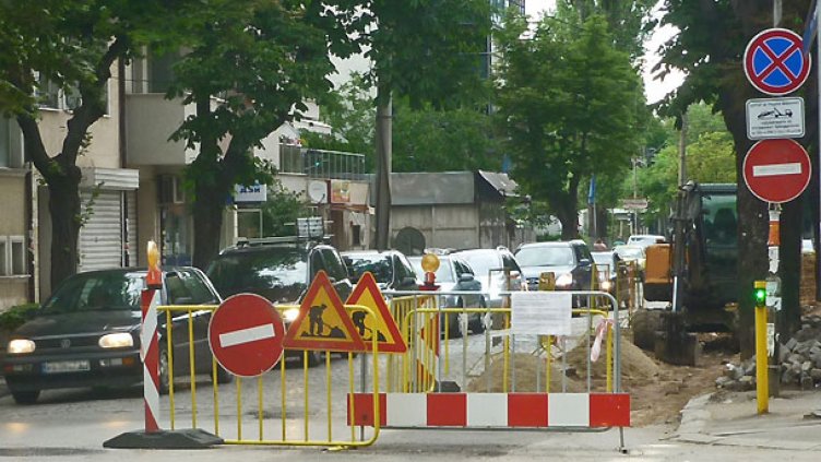 Няма да спира през уикенда ремонта на ул. Преслав“