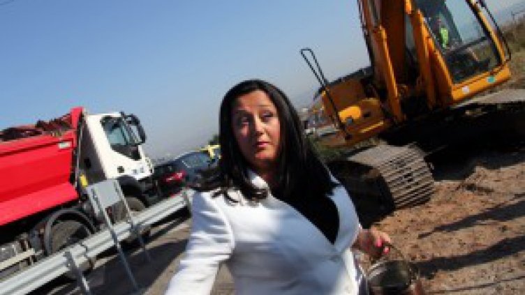 Лили садила кокичета под зоркия поглед на Бойко