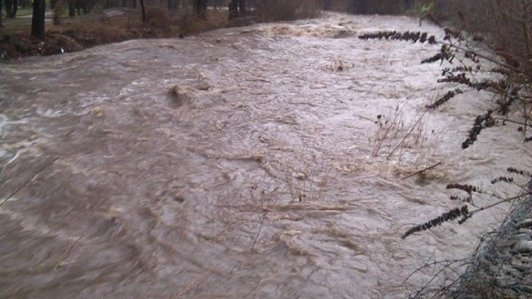 Джип падна в река Девинска, издирват мъж и жена във водата