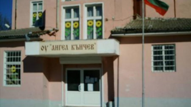 Заключиха 300 деца в училище заради ротвайлер в двора