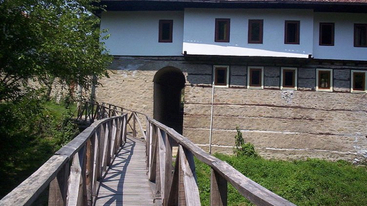 Килифаревският манастир е пред рухване