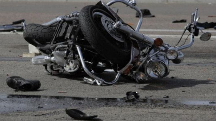 Моторист загина след удар в дърво