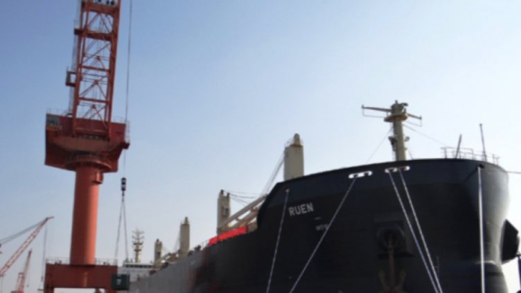 Български моряк от "Руен" е настанен в болница