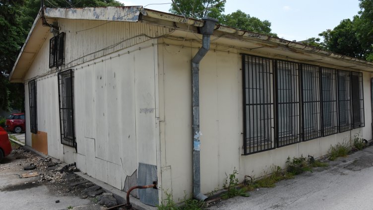 Започва разчистването на двора на МБАЛ “Света Анна”