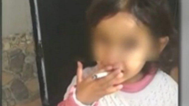 3-годишно ромче пуши, родителите го насърчават