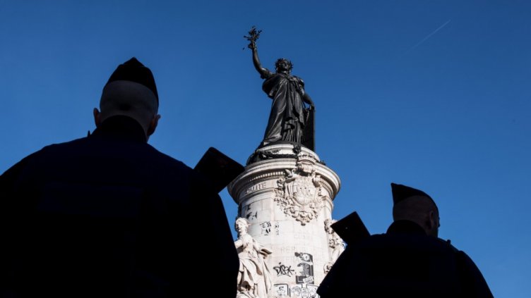 Паниката в центъра на Париж от фойерверки