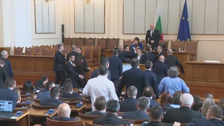 17 депутати са с наказания заради вчерашния скандал в парламента