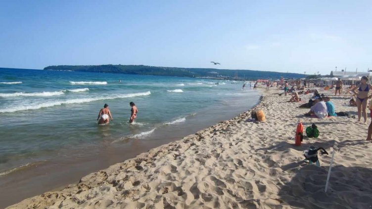 Пръскат градските плажове във Варна срещу кърлежи и комари