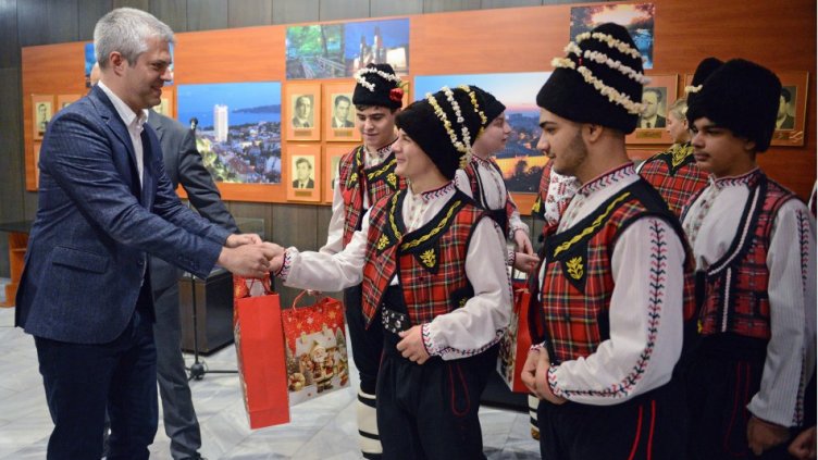 Учениците от СУ „Елин Пелин“ "полазиха" кмета на Игнажден