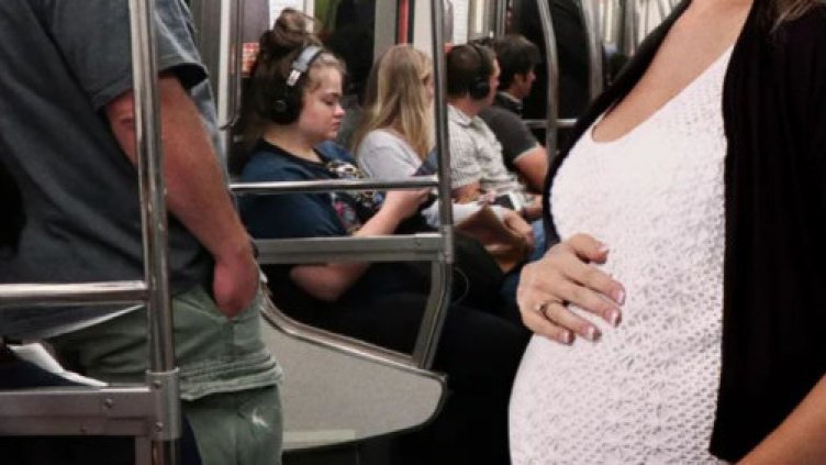 Просещата бременна украинка събира подкрепа в интернет