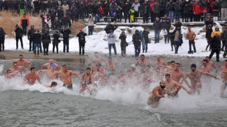 Почитаме Богоявление с литургия и хвърляне на кръста в морето