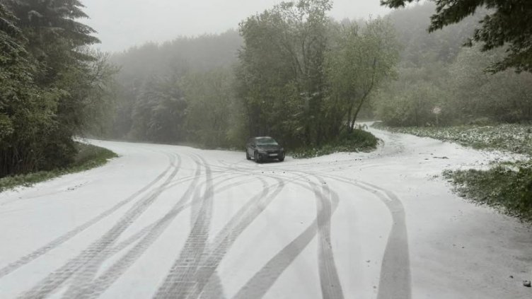 Майски сняг валя и тази сутрин