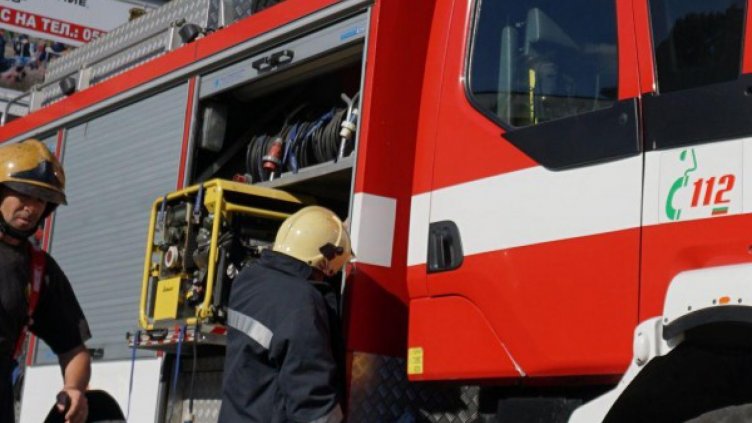 Пожар горя в саниращ се блок