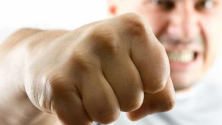 Саморазправа: Баща преби съученичка на дъщеря си