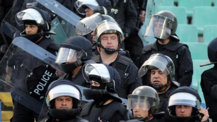 1600 полицаи пазят БФС от "любовта" на феновете