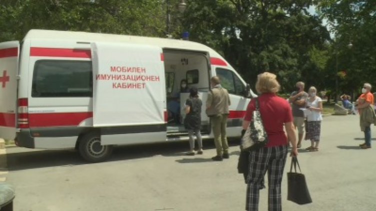 И днес бодат на входа на Морската градина във Варна. Ваксинирайте се!