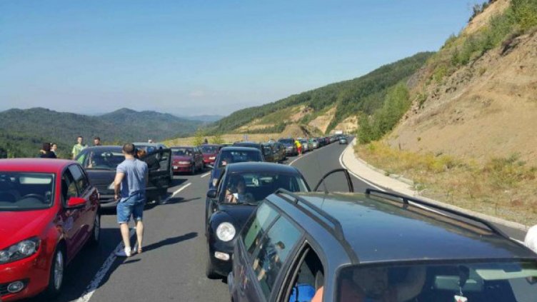 Втори ден: Километрична тапа на "Маказа"!