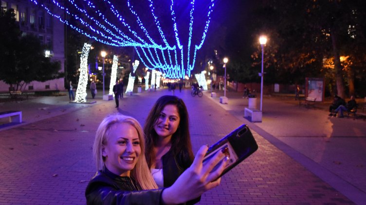 Коледни светлини грейнаха в центъра на Варна (СНИМКИ)