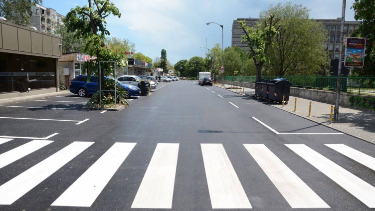 Стегнаха ул. "Царевец" за синята зона (Снимки)