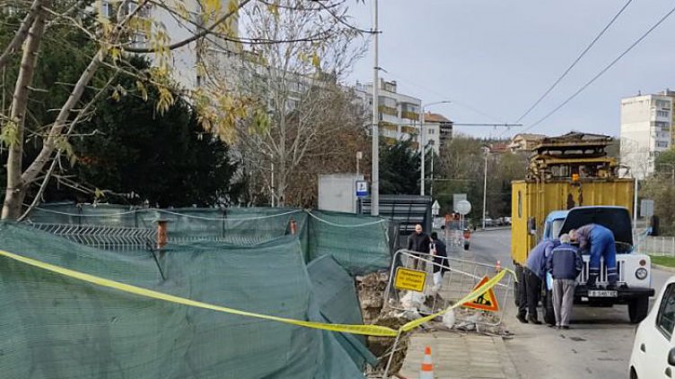 Стълб от тролейбусната мрежа пропадна във Варна