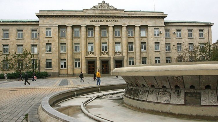 Съдят баща, пребил до смърт дъщеря си с точилка заради урок