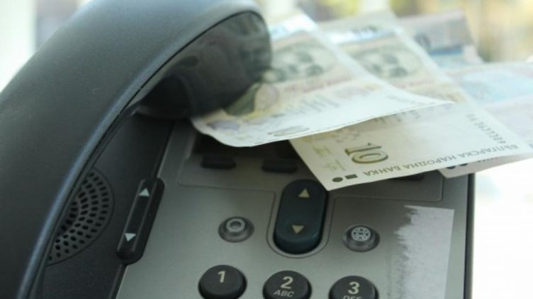 Баба хвърли през терасата 10 бона на ало-измамници