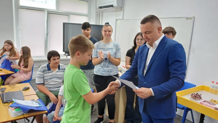Наградиха първите участници в курса по роботика във Варна