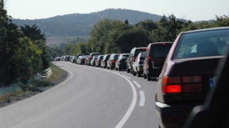 В края на дългата почивка: Колони от коли, връщащи се от Гърция