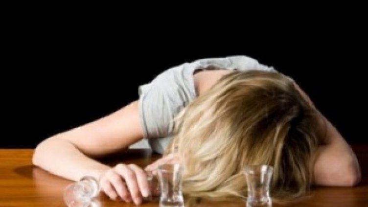 Жена изпи на екс цяла бутилка коняк, за да не я даде на охраната на летището