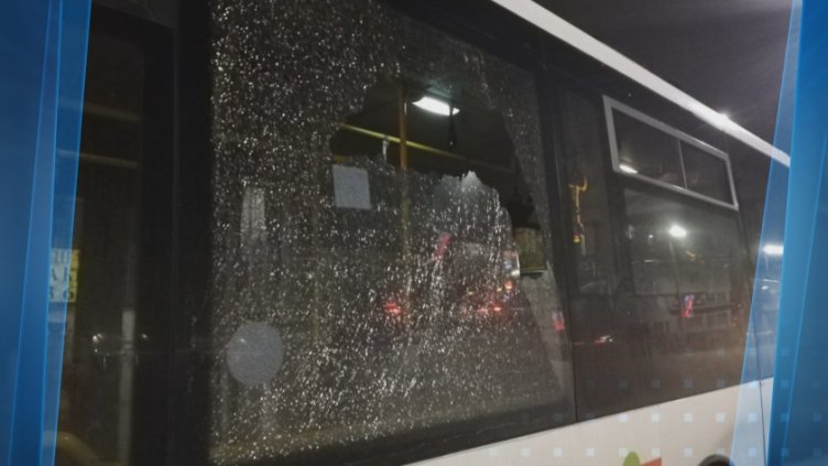 Тийнейджър гърмял с въздушен пистолет по автобуси в Пловдив