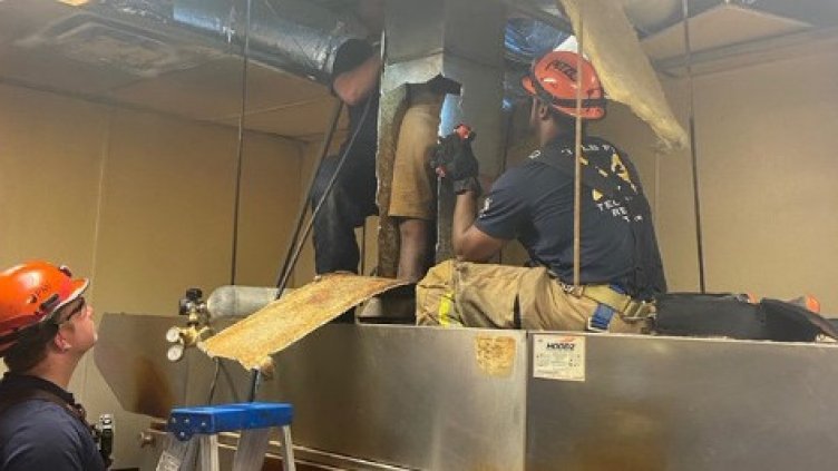 Спасяваха крадец, заклещил се в комин