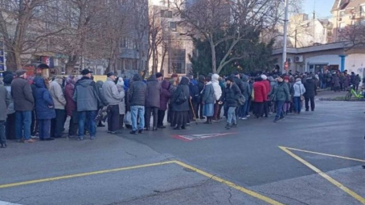 Километрични опашки за беплатните карти за транспорт във Варна